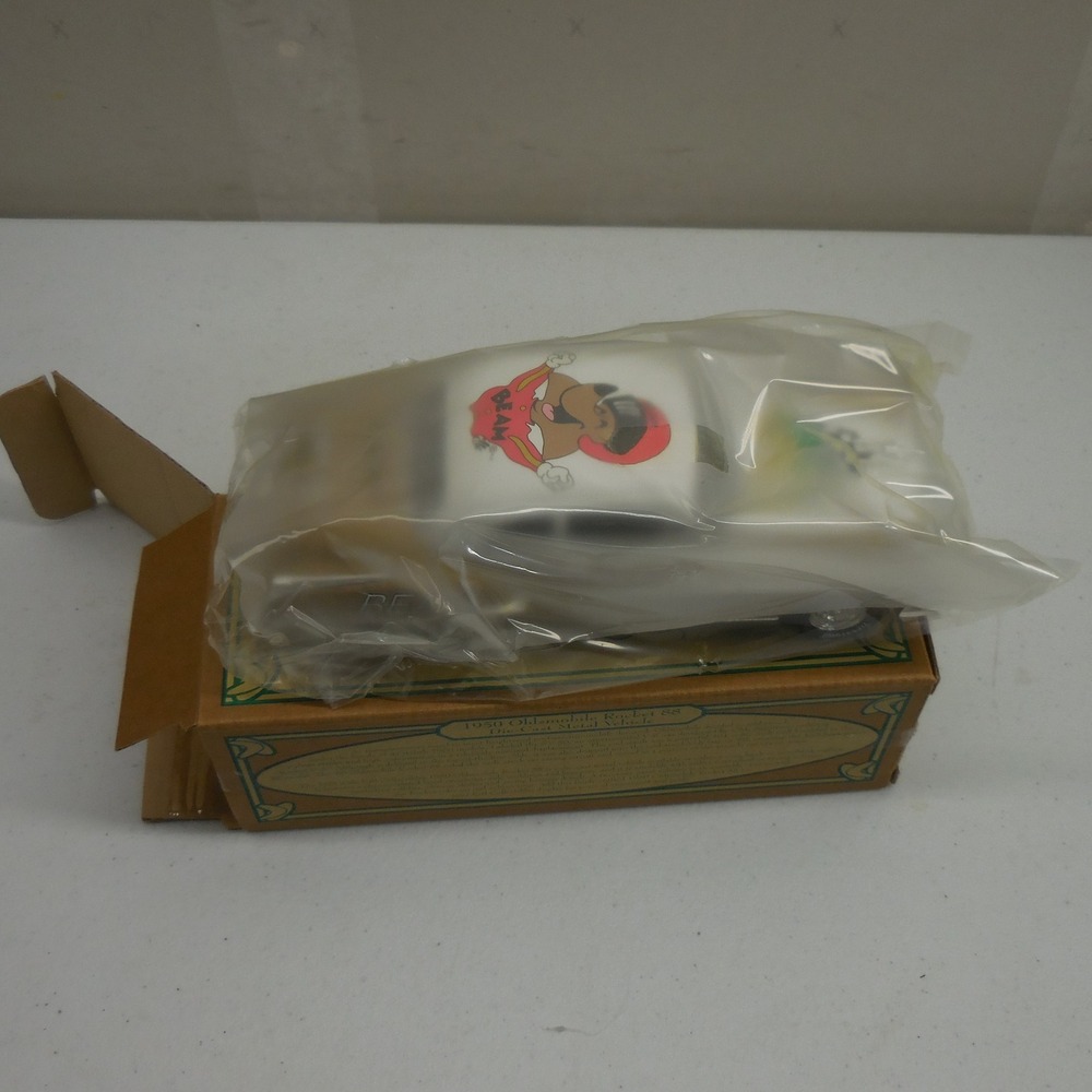 Ertl 1950 Oldsmobile Rocket 88 Diecast Bank Jim Beam 2001‎ Convention Pace Car